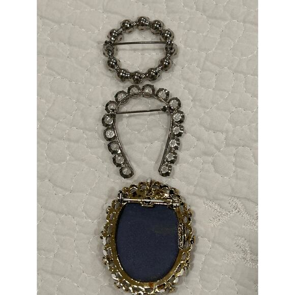 Lot 8 VTG Brooches Pins Cameo Violin Cat Leaf Rhinestone Lucky Horseshoe Event - Picture 3 of 9